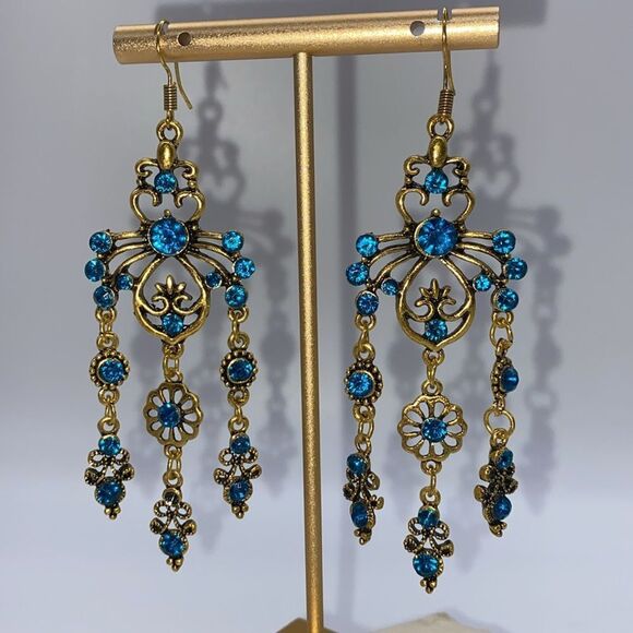 ✨ 🆕 ✨ STUNNING Vibrant Red & Blue Dangle Earrings with Intricate Design✨ - Picture 7 of 15